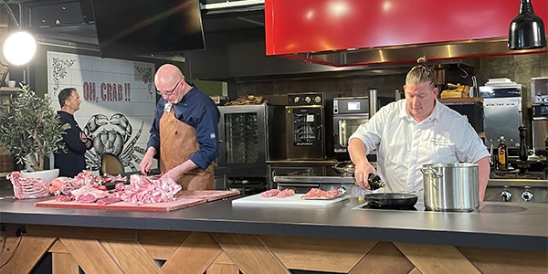 Sterrenchef Dennis van den Beld laat in een Masterclass lamsvlees zien hoe je Nederlands graslam het beste kunt bereiden samen met Albert Ensing bij HANOS.