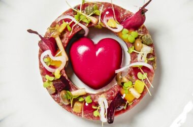 Recept voor een steak tartaar van rundvlees met een cremeux van rode biet.