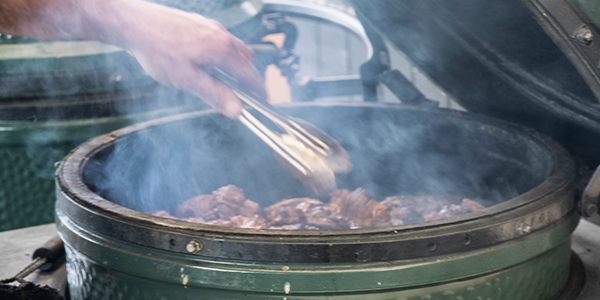 Vergeten vlees wordt tijdens een masterclass bereid op een barbecue of kamado grill