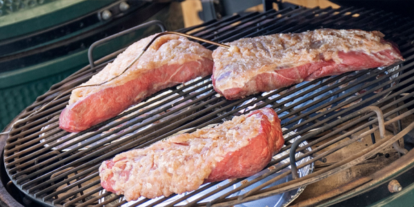 Graangevoerd liestuk, ook wel bekend als tritip of ezeltje, ligt te bakken op de kamado barbecue van Big Green Egg voor een heerlijk gerecht.