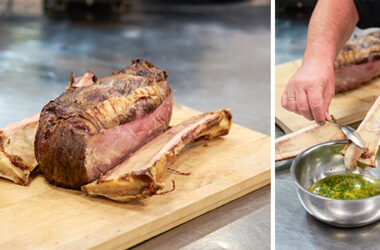 Bereidingsstappen voor het garen van Beef 'n Bones met beenmerg en ribeye. Het beenmerg wordt uit een bot wordt geschraapt voor een topping.