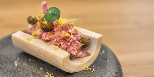 Steak tartare gemaakt van Wagyu Tajima rundvlees met een mooie garnering van ei en paddestoelen.