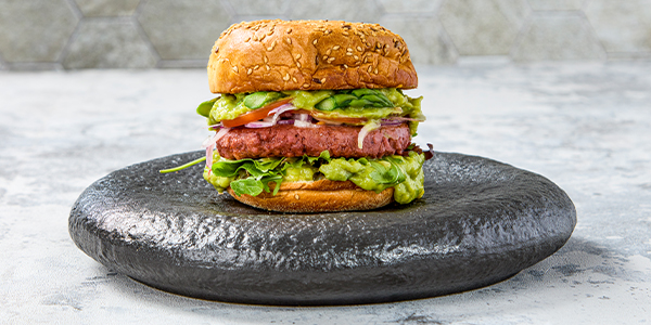 Vegan quarter pounder met avocado, tomaat en limoenmayonaise