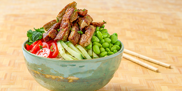 Vegan bowl met stukjes als kip