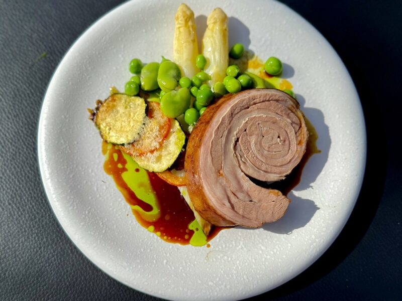 Lamsbrisket asperes doperwten en tuinboontjes